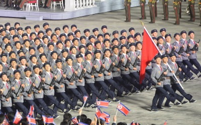 北 '심야 열병식'…정규군·ICBM 대신 예비군·재래무기 등장