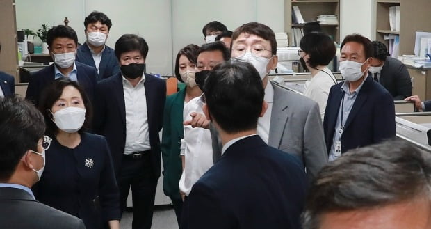 항의하는 김웅  의원 (사진=연합뉴스)