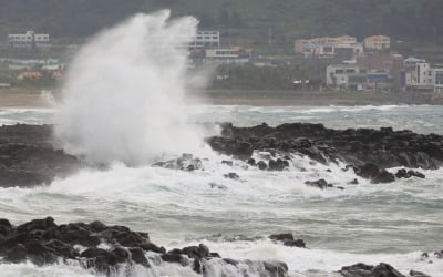 [속보] 제주 낮 12시 태풍주의보…태풍 '찬투' 직접영향권