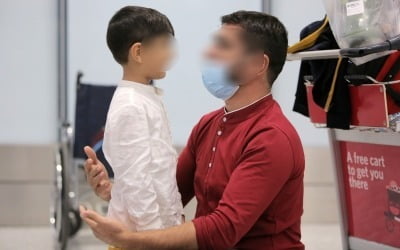 홀로 아프간 탈출한 3살 꼬마, 캐나다서 아빠 '극적' 상봉