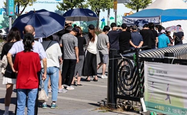 16일 오전 서울 송파구 올림픽 공원에 설치된 송파구 신종 코로나바이러스 감염증(코로나19) 임시 선별진료소에 검사를 받으려는 시민들이 줄지어 서 있다. /사진=연합뉴스