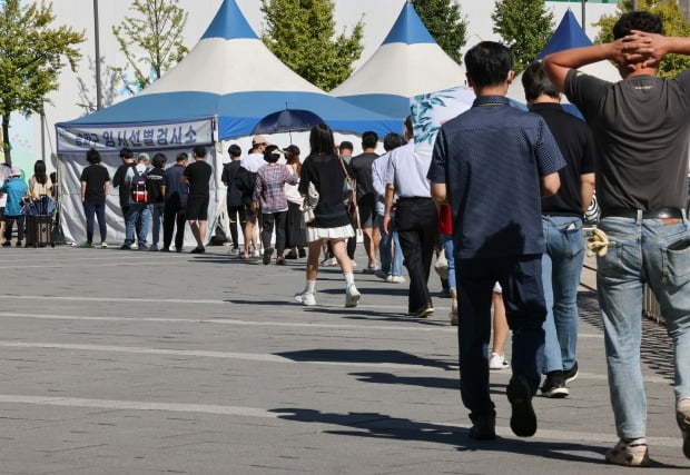  서울 송파구 올림픽 공원에 설치된 송파구 신종 코로나바이러스 감염증(코로나19) 임시 선별진료소에 검사를 받으려는 시민들이 줄지어 서 있다. /사진=연합뉴스