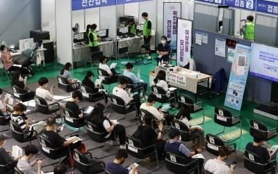 [속보] 백신 1차 접종률 70% 돌파…완료자는 42.6%