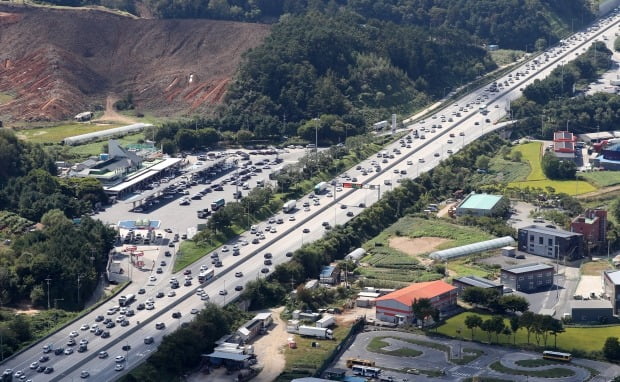 '연휴 둘째날' 귀성길 정체…서울→부산 5시간30분