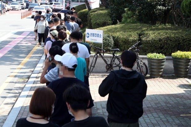 추석 연휴 마지막 날인 22일 오후 광주 광산구 선별진료소를 찾은 시민이 신종 코로나바이러스 감염증(코로나19) 진단검사 차례를 기다리고 있다. /사진=연합뉴스