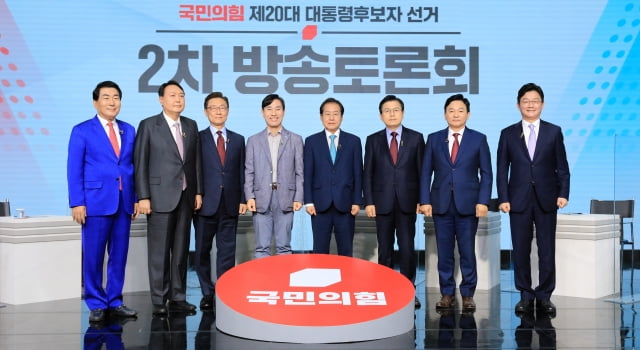 국민의힘 안상수(왼쪽부터), 윤석열, 최재형, 하태경, 홍준표, 황교안, 원희룡, 유승민 대선 경선 예비후보가 23일 서울 강서구 ASSA 스튜디오에서 열린 국민의힘 제20대 대통령후보자 선거 제2차 방송토론회에 앞서 기념촬영을 하고 있다. / 사진=연합뉴스