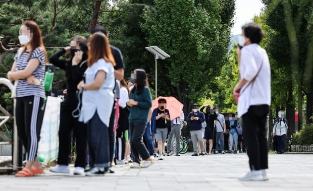  27일 오전 서울 송파구 올림픽 공원 코로나19 임시 선별진료소에서 시민들이 검사를 받기 위해 줄지어 서 있다. /사진=연합뉴스