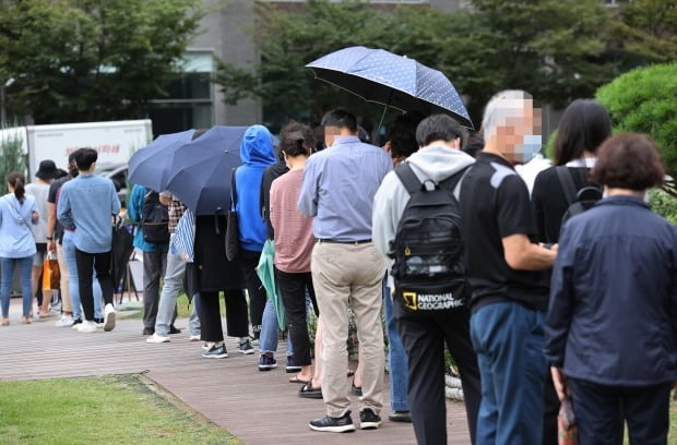 28일 오전 서울 송파구보건소 선별진료소에서 시민들이 코로나19 검사를 받기 위해 대기하고 있다. /사진=연합뉴스