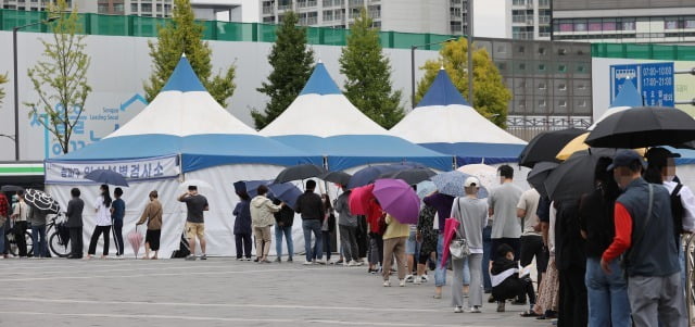 서울 송파구 올림픽공원 앞에 설치된 임시선별검사소에서 시민들이 코로나19 검사를 받기 위해 대기하고 있다.  /사진=연합뉴스