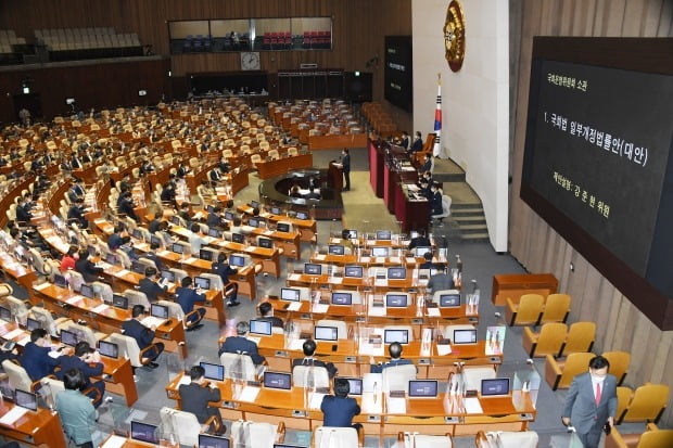 28일 서울 여의도 국회 본회의에서 더불어민주당 강준현 의원이 세종시에 국회의사당 분원을 설치하는 내용의 국회법 일부개정법률안에 대해 제안설명을 하고 있다. / 사진=연합뉴스