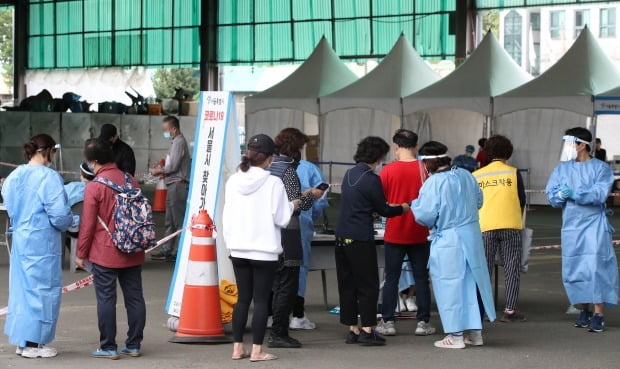 30일 오전 서울 송파구 가락시장 '서울시 찾아가는 선별진료소'에서 상인들이 검사를 기다리고 있다. /사진=연합뉴스