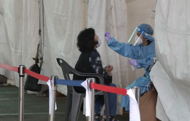 30일 오전 서울 송파구 가락시장 '서울시 찾아가는 선별진료소'에서 한 시민이 검사를 받고 있다. /사진=연합뉴스