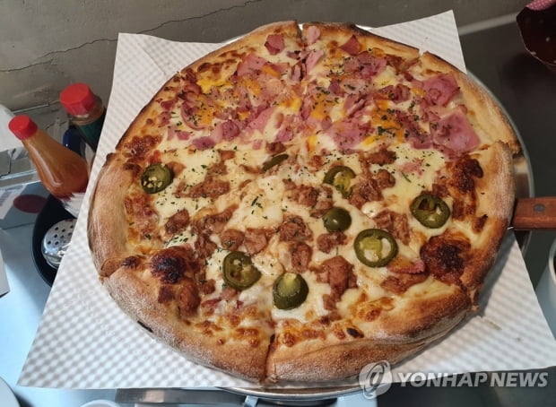 배달시장도 호황인데…치킨에 밀린 피자, 활로찾기 고심 | 한국경제 배달시장도 호황인데…치킨에 밀린 피자, 활로찾기 고심