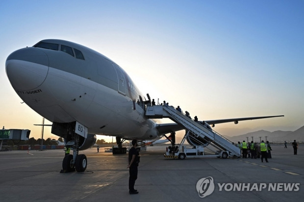 아프간서 美 철군완료 후 첫 민간 항공기 이용 외국인 '대피'