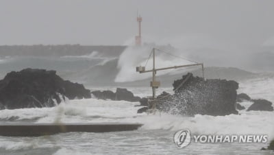 태풍 '찬투' 제주도 남쪽 해상 지나는 중…경상권 태풍특보 확대