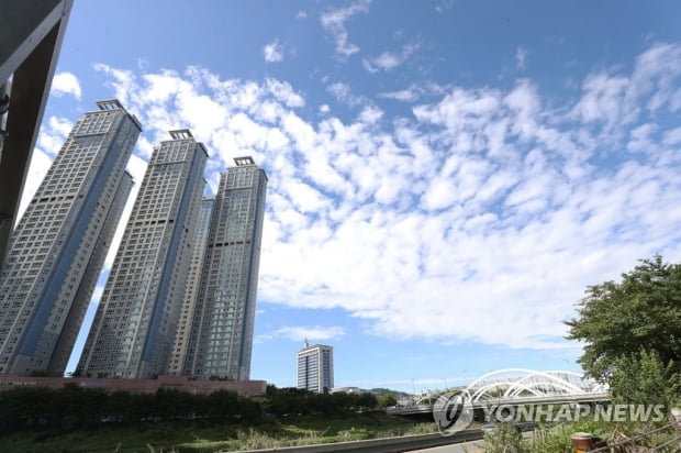 연휴 첫날 전국 구름 많고 강원·남부 빗방울