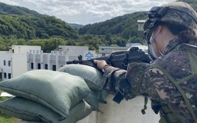 [르포] 미필 여기자도 '장비빨에 명중'…첨단화 '미래 육군' 체험하니