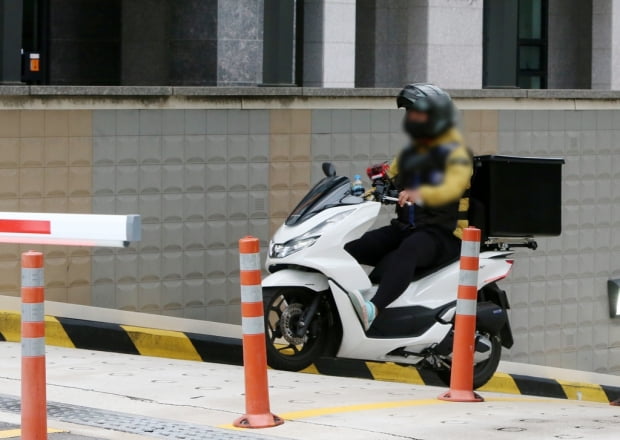 오토바이 지상 통행금지 아파트…배달원-주민 갈등 첨예