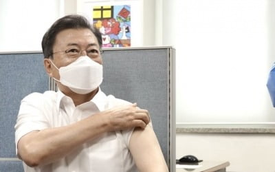 문대통령, 이르면 내달 '부스터샷' 접종 가능성