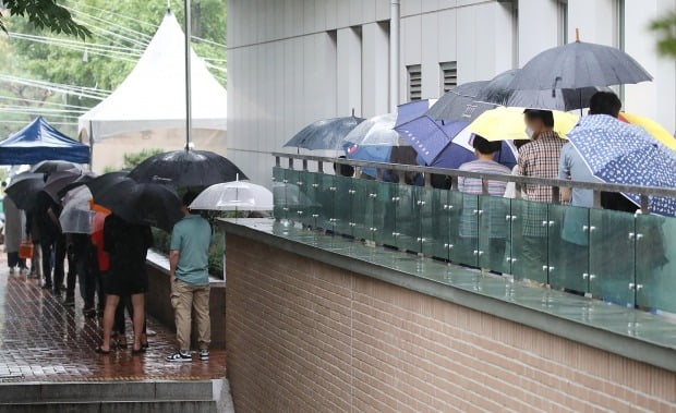 1일 오전 대구 달서구보건소에 마련된 선별진료소에서 시민들이 줄지어 코로나19 진단검사를 기다리고 있다. /사진=뉴스1