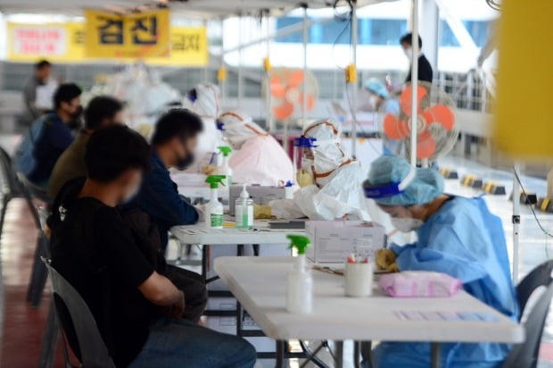 3일 오후 광주 광산구 하남주차타워에 설치된 이동식 선별진료소에서 시민들이 검체 채취를 받고 있다. /사진=뉴스1