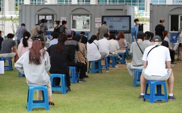 6일 오전 대전시청 남문광장에 마련된 선별진료소에서 시민들이 신종 코로나바이러스 감염증(코로나19) 검사를 받기 위해 기다리고 있다. /사진=뉴스1