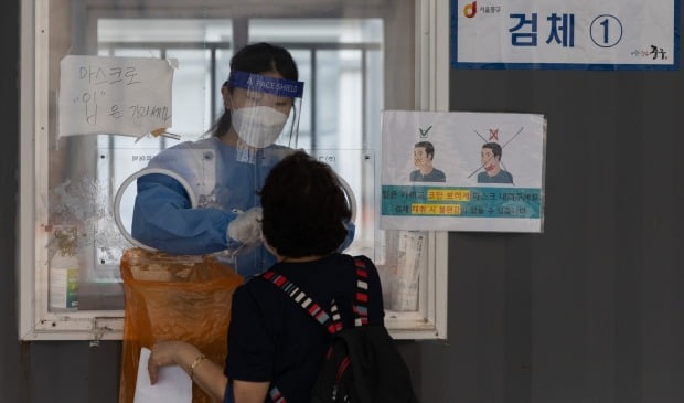  서울 중구 서울역광장에 마련된 임시선별진료소를 찾은 한 시민이 검체검사를 받고 있다. /사진=뉴스1