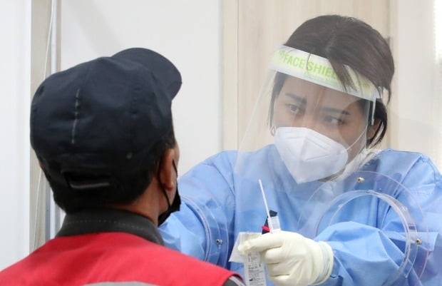  대전 대덕구보건소에 마련된 선별진료소에서 한 시민이 신종 코로나바이러스 감염증(코로나19) 검사를 받고 있다. /사진=뉴스1