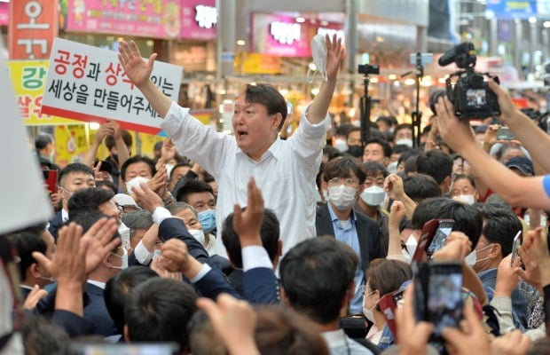 17일 포항 죽도시장을 방문한 윤석열 국민의힘 대통령 경선 후보가 지지자들의 성원에 두손을 들어 인사하고 있다. 사진=뉴스1