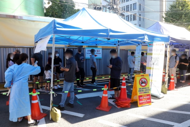 추석 연휴 첫날인 18일 오전 서울 중구 보건소 신종 코로나바이러스 감염증(코로나19) 선별진료소에서 시민들이 검사를 기다리고 있다. 사진=뉴스1