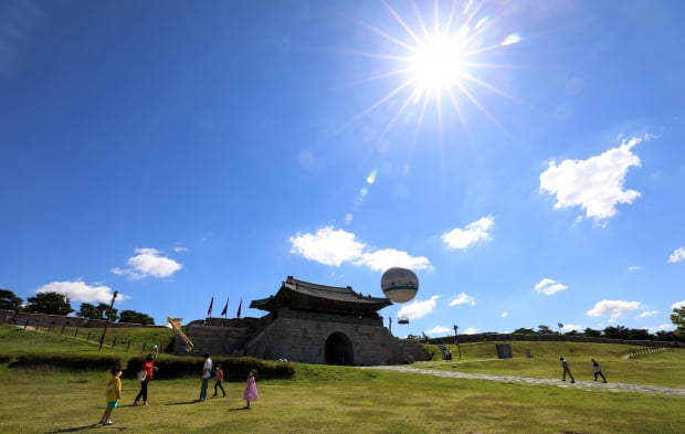 추석 명절 연휴가 시작된 18일 오전 경기도 수원시 팔달구 수원화성 창룡문에서 나들이 나온 시민들이 파란 가을 하늘 아래를 걷고 있다. 사진=뉴스1