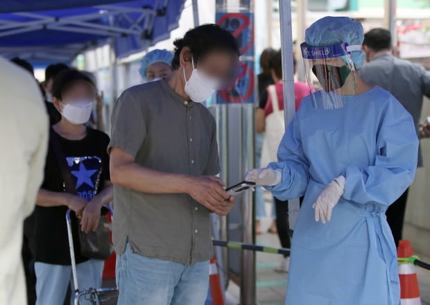 추석 연휴 둘째 날인 19일 오전 서울 중구 보건소 신종 코로나바이러스 감염증(코로나19) 선별진료소에서 의료진과 근무자들이 검사를 받기 위해 온 시민들을 안내하고 있다. /사진=뉴스1