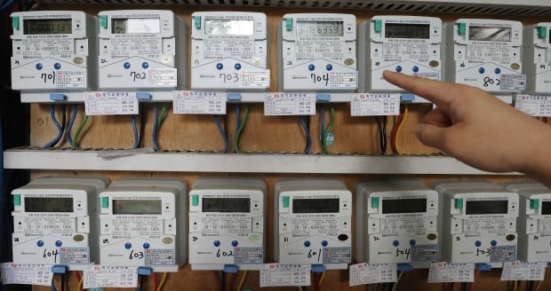 한국전력, 8년 만에 전기요금 인상 소식에 2%대 강세
