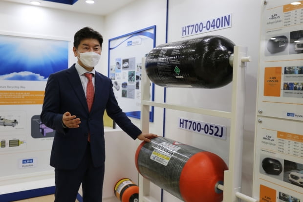 안홍상 일진하이솔루스 대표가 넥쏘에 탑재될 수소연료탱크(주황색)를 소개하고 있다. 