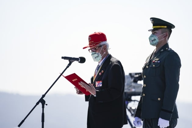 해병대 1기 이봉식 옹이 1일 경북 포항 영일만 해상 마라도함에서 열린 제73주년 국군의 날 기념식에서 국민의례 맹세문을 낭독하고 있다./ 연합뉴스