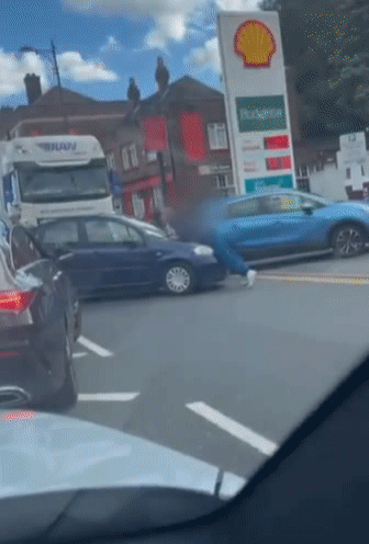 주유소에서 대기를 하다 새치기하는 차량을 위협한 영국 남성 /영상=스카이뉴스
