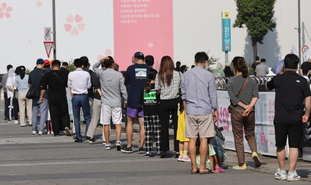 서울 송파구 올림픽공원 앞에 설치된 임시선별검사소에서 시민들이 코로나19 검사를 받기 위해 줄을 서있다. [사진=연합뉴스]