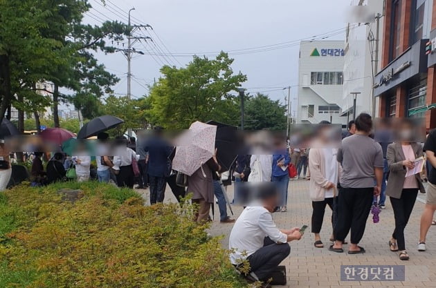 지난달 '수지구청역 롯데캐슬 하이브엘'의 모델하우스 주변. 당첨권을 거래하려는 공인중개사들과 수요자들 수백명이 진을 쳤다. 계약 당시 1억원 안팎이었던 웃돈은 최근 4억원까지 올랐다. / 사진=김하나 기자