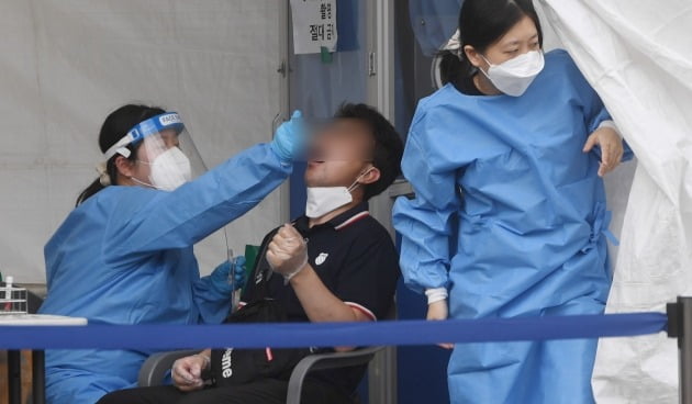 4일 오후 서울 강서구 김포공항 서울시 찾아가는 선별진료소에서 한 시민이 코로나19 검사를 받고 있다. /사진=김범준 기자 