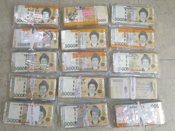 중고 김치냉장고 바닥에 붙어있던 1억1000만원. [사진=제주서부경찰서 제공]