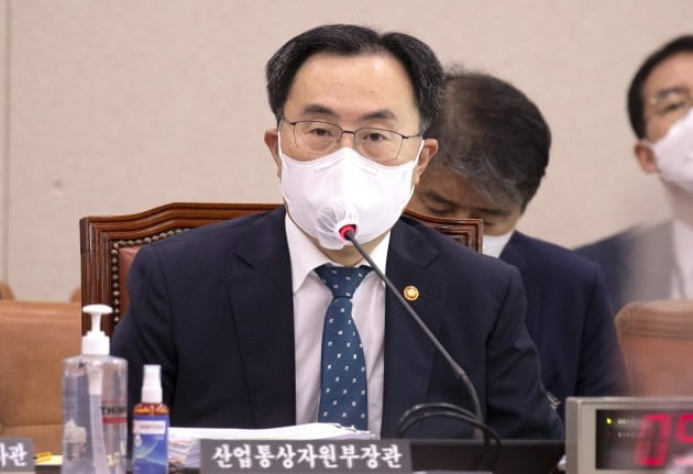 문승욱 산업통상자원부 장관이 5일 국회에서 열린 산업통상자원중소벤처기업위원회 국정감사에서 발언하고 있다. 뉴스1