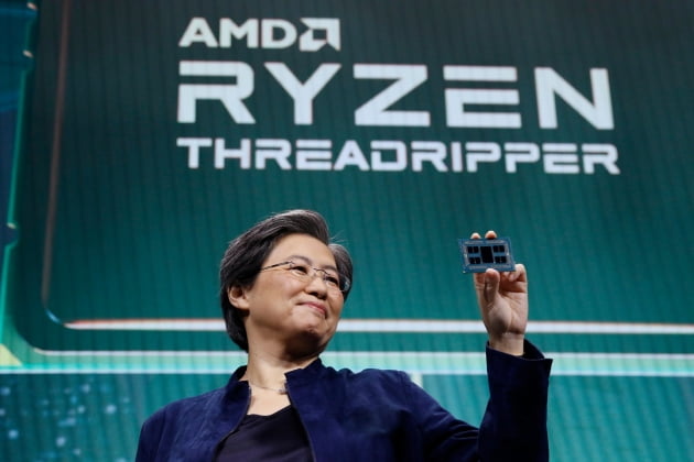 리사 수 AMD 최고경영자(CEO)가 자사의 CPU 제품 라이젠을 선보이고 있다./사진=AMD 홈페이지