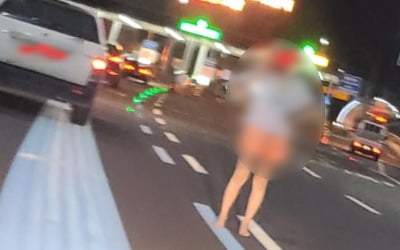 톨게이트 입구서 포착된 맨발女…"신경쓰지 말고 가라"