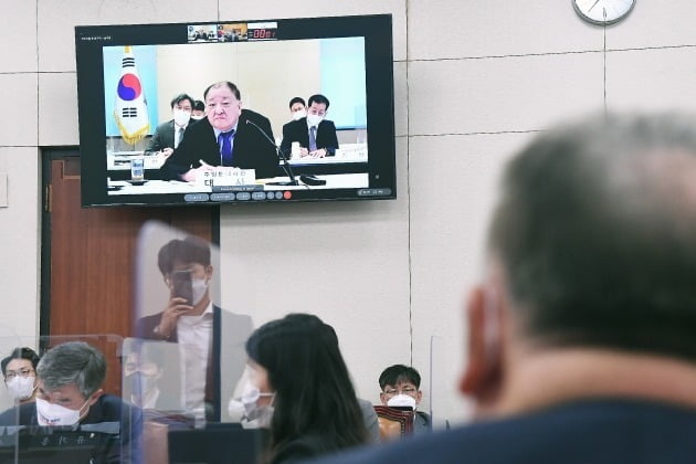 강창일 주일본 한국대사가 6일 국회 외교통일위원회 주중국대사관, 주일본대사관 국정감사에서 화상으로 업무보고를 하고 있다. 뉴스1