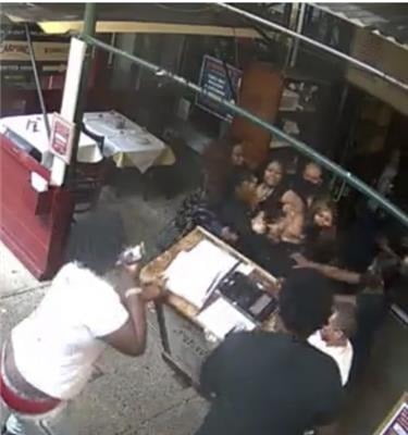 뉴욕의 한 레스토랑에서 한인 여성 종업원을 공격하는 흑인 여성들. /사진=연합뉴스 