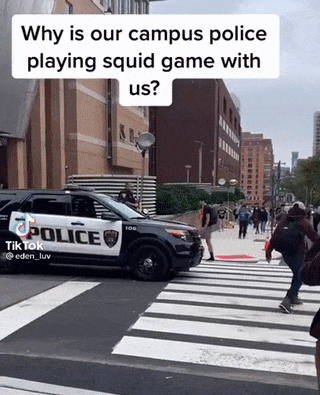 미국 한 대학 캠퍼스에서 캠퍼스 폴리스가 '오징어 게임' 속 놀이를 하자 길을 걷던 학생들이 멈춰섰다. 사진=틱톡