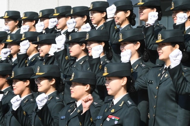 지난해 3월 서울 성신여자대학교에서 열린 '2020년 성신여대 학군단(ROTC) 임관식' 후 ROTC 소위로 임관한 신임 장교들이 주먹을 불끈 쥐어올리고 있다. 김범준 기자