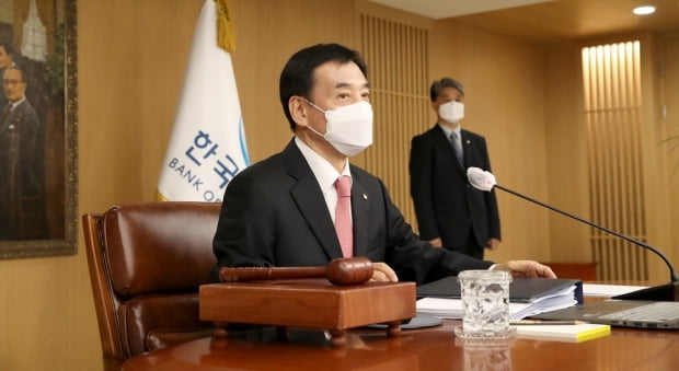 이주열 한국은행 총재가 12일 오전 서울 중구 한국은행에서 금융통화위원회 본회의를 주재하고 있다. 사진=한국은행