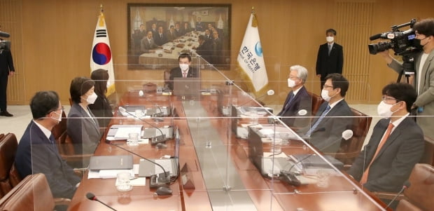 이주열 한국은행 총재가 12일 오전 서울 중구 한국은행에서 금융통화위원회 본회의를 주재하고 있다. 사진=한국은행