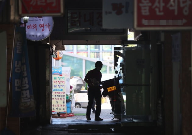 서비스업 종사자, 1000만명 돌파…숙박음식업은 16개월째 감소